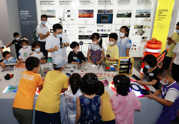 現(xiàn)場學(xué)生參與3M科學(xué)總動員活動 現(xiàn)場學(xué)生參與3M科學(xué)總動員活動