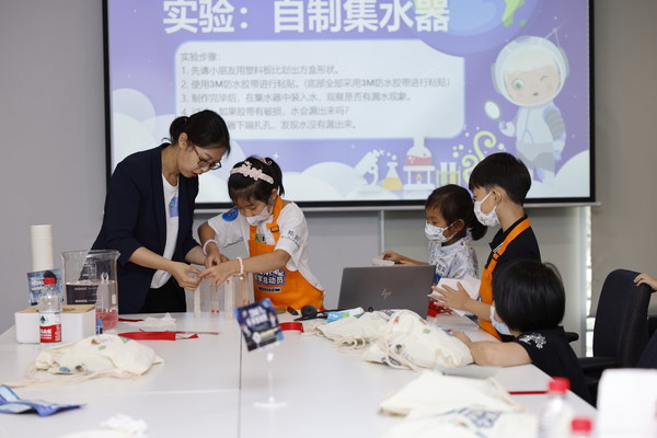 現(xiàn)場學(xué)生參與3M科學(xué)總動員活動 現(xiàn)場學(xué)生參與3M科學(xué)總動員活動