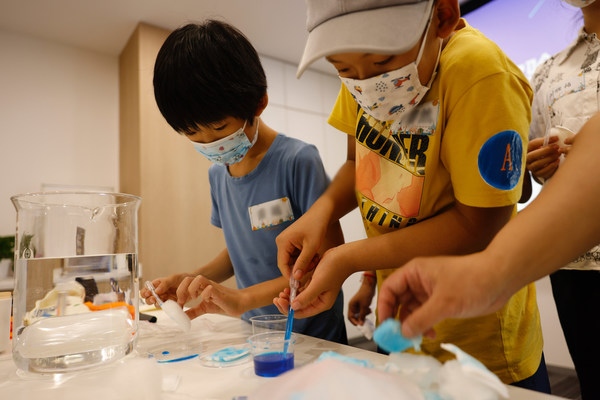 現(xiàn)場學(xué)生參與3M科學(xué)總動員活動 現(xiàn)場學(xué)生參與3M科學(xué)總動員活動