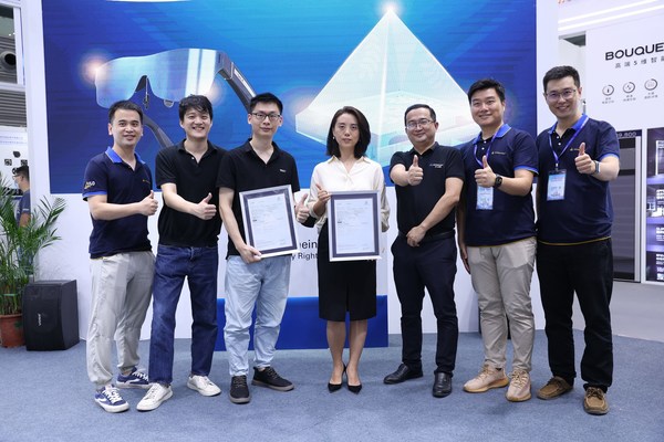 TUV萊茵向天趣星空視聽眼鏡頒發(fā)低藍光和無頻閃認證證書