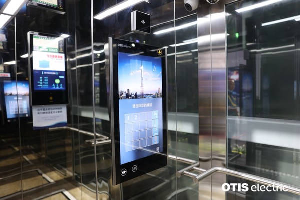 2022重慶智博會上，奧的斯機(jī)電加裝梯轎廂內(nèi)景