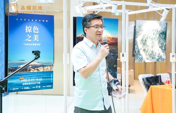 公益攝影體驗(yàn)空間分享會現(xiàn)場，人與環(huán)境影像傳播平臺創(chuàng)始人董長軍開場致辭