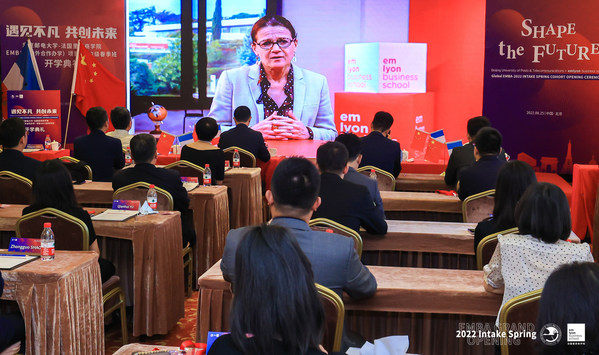 法國(guó)里昂商學(xué)院董事會(huì)主席、校長(zhǎng)Isabelle HUAULT教授，特別從法國(guó)發(fā)來視頻致辭