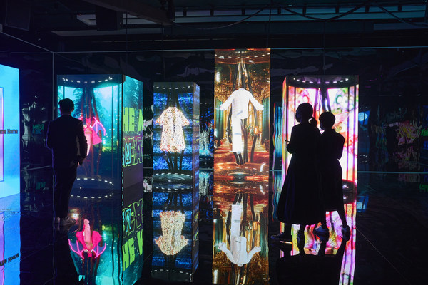 PMQ元創(chuàng)方主辦的《FabriX》，是香港第一個結合創(chuàng)作、制作至元宇宙營銷的多維度虛擬時裝先導企劃。主要展覽是一場時裝、視覺藝術、科技、且充滿未來感及互動性的視覺盛宴，帶領參觀者游歷于實體與虛擬之間，見證虛擬時裝的無限可能。