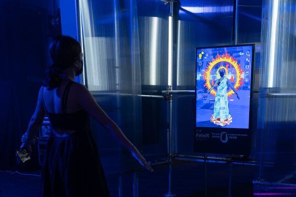 12位設計師及設計單位精心打造的虛擬時裝系列部份設計率先于《FabriX》展覽中亮相，參觀者可透過AR濾鏡即場體驗試穿虛擬產品。