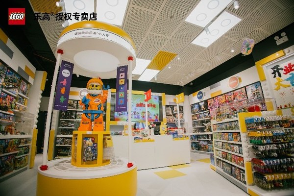 方便孩子們可以近距離與模型和積木零件互動的開放式模型陳列