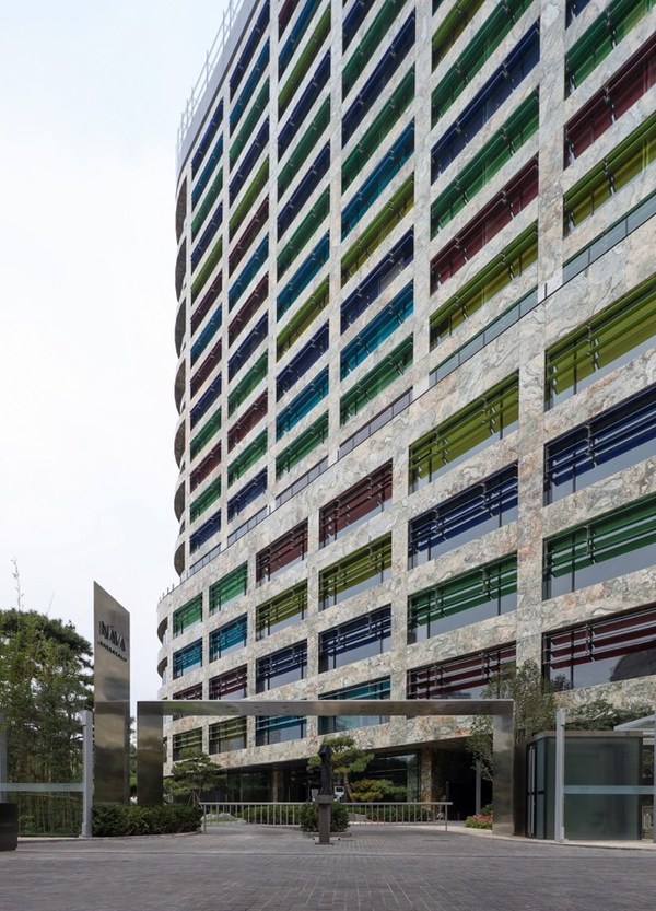 建筑引進與哈利法塔相同的頂層原石材，演繹市中心小豪宅的極致美感