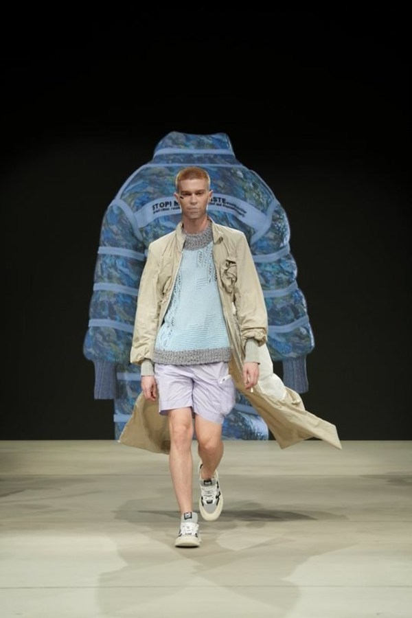 模特在決賽舞臺上展示設計師們的循環(huán)時裝設計作品