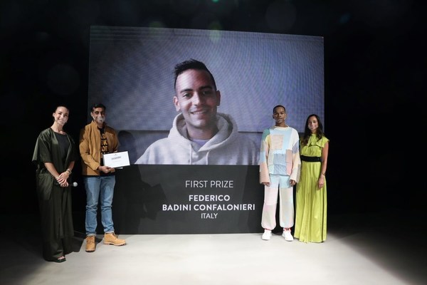 Timberland&reg;亞太地區(qū)副總裁兼董事總經(jīng)理Puneet Khosla（左二）與Redress執(zhí)行總監(jiān)NISSA CORNISH（右一）為大獎得主Federico Badini Confalonieri頒獎