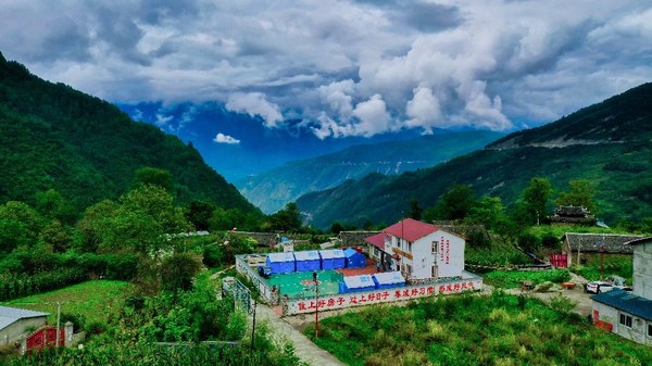 壹基金為冷磧鎮(zhèn)最偏遠(yuǎn)的黑溝村送去帳篷和糧油等物資