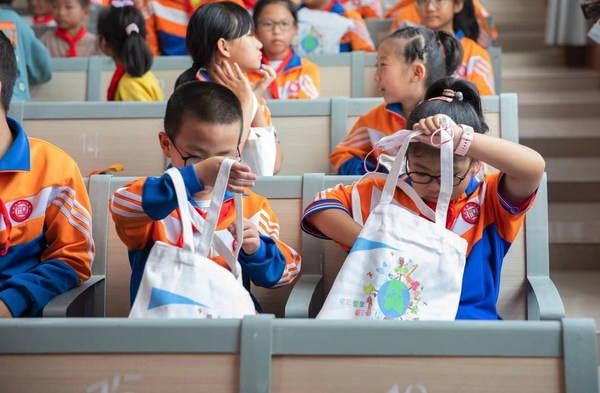 當(dāng)?shù)?300個(gè)兒童及其家庭收到家庭視力健康教育促進(jìn)包