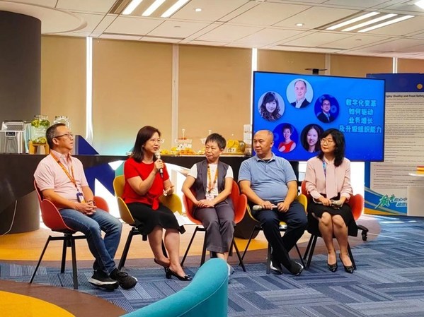 瑪氏箭牌高管與嘉賓在“數(shù)字化變革如何驅(qū)動業(yè)務(wù)增長及升級組織能力”為主題的論壇上進行分享