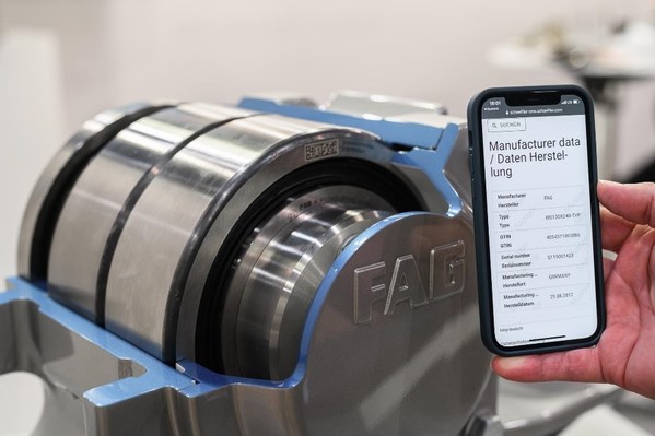 舍弗勒數(shù)據(jù)矩陣碼在軸承上的應(yīng)用為數(shù)字化供應(yīng)鏈奠定了基礎(chǔ)。通過標(biāo)準(zhǔn)化的數(shù)據(jù)交換，將零部件制造商、主機(jī)廠和鐵路運(yùn)營(yíng)商連接在一起。照片：舍弗勒