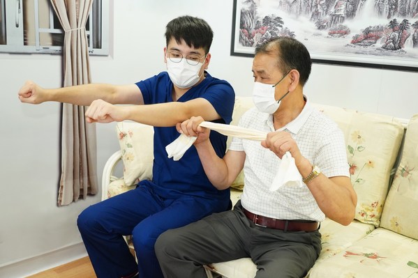 「耆青連心樂融融計劃」將有超過1,000名港大醫(yī)學(xué)院護(hù)理學(xué)院學(xué)生提供心理介入和行為指導(dǎo)服務(wù)，協(xié)助提高長者的生理、心理健康及社會適應(yīng)力。