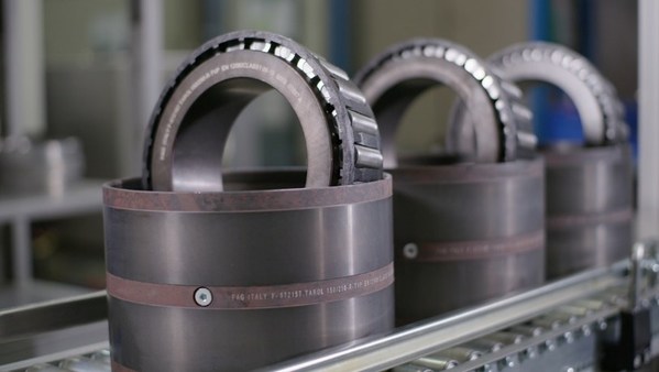 經(jīng)過維修，鐵路軸箱軸承可以實(shí)現(xiàn)基本額定壽命的多倍而不降低運(yùn)行可靠性。100%的返修服務(wù)意味著客戶最終都會收到功能齊全、經(jīng)過翻新維修合格的軸承或全新制造的軸承。這大大縮短了維修時(shí)間和車輛停機(jī)時(shí)間。圖片：舍弗勒