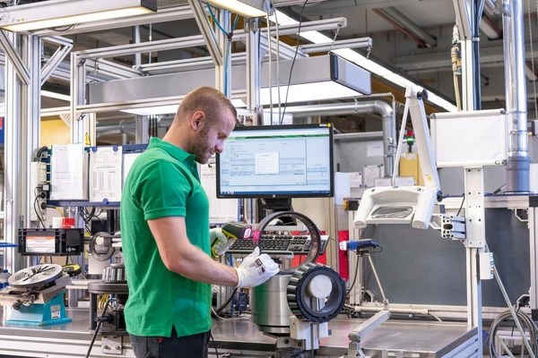 在軸承維修過程中，會更換潤滑劑并檢查所有重要部件的使用狀況，如有必要還會更換損壞部件。圖片：舍弗勒