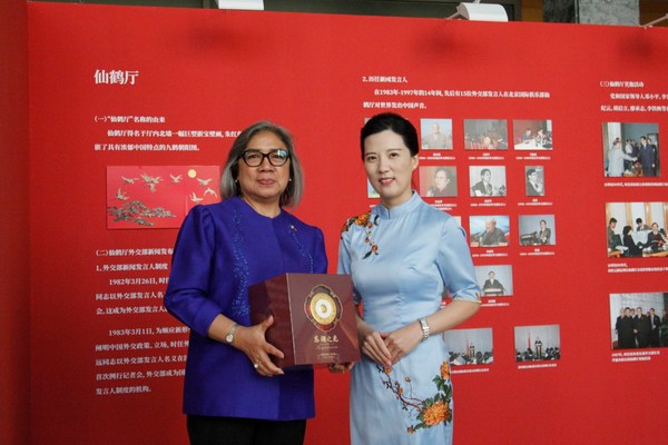 八馬茶仙子向菲律賓駐華使館農(nóng)業(yè)參贊安娜·阿比切拉贈(zèng)送茶禮“東湖之光” 八馬茶仙子向菲律賓駐華使館農(nóng)業(yè)參贊安娜·阿比切拉贈(zèng)送茶禮“東湖之光”