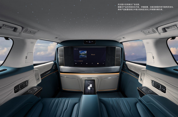 豪華智慧幕墻系統(tǒng)中的Line Array線性陣列中置，顯著增強后排音效體驗