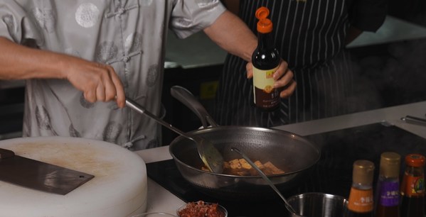 烹調(diào)麻婆豆腐時，使用的李錦記錦珍老抽味香色醇