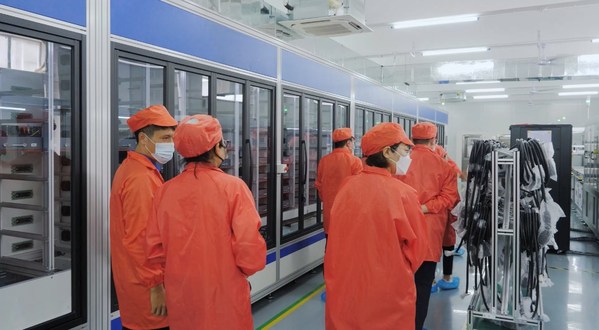 媒體參觀EN+智能產(chǎn)線