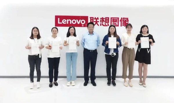 SGS知識與管理服務(wù)事業(yè)群總經(jīng)理辛斌為聯(lián)想至像內(nèi)審員頒發(fā)證書