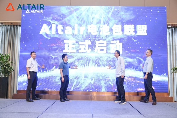 左起中國(guó)汽車工程研究院股份有限公司汽車安全技術(shù)中心性能開發(fā)室室主任史愛民、上汽通用五菱CAE經(jīng)理吳龍質(zhì)、比亞迪鋰電池有限公司仿真技術(shù)部經(jīng)理雷松博士、Altair汽車行業(yè)總監(jiān)劉志強(qiáng)