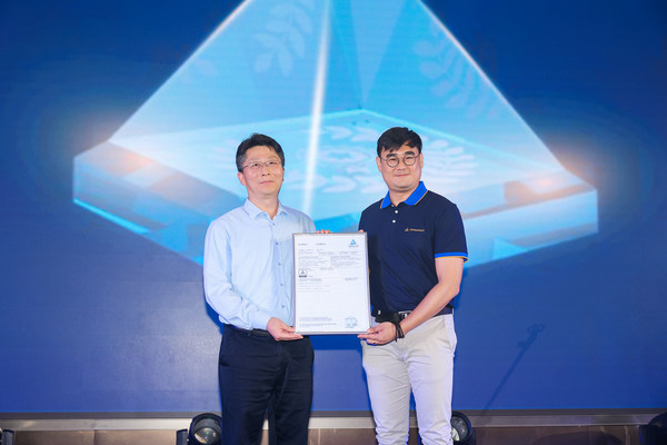 TUV萊茵向超聚變液冷整機柜服務(wù)器頒發(fā)防泄漏認證證書