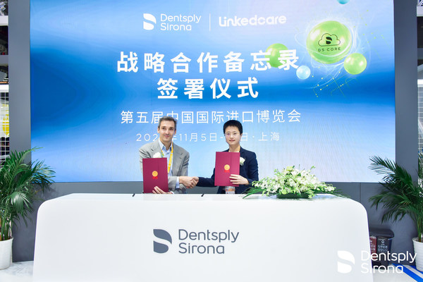 現(xiàn)場(chǎng)嘉賓(由右至左): 楊彤 - 領(lǐng)健聯(lián)合創(chuàng)始人兼戰(zhàn)略市場(chǎng)副總裁 Juan Rodighiero - 登士柏西諾德中國(guó)市場(chǎng)總監(jiān) 現(xiàn)場(chǎng)嘉賓(由右至左): 楊彤 - 領(lǐng)健聯(lián)合創(chuàng)始人兼戰(zhàn)略市場(chǎng)副總裁 Juan Rodighiero - 登士柏西諾德中國(guó)市場(chǎng)總監(jiān)