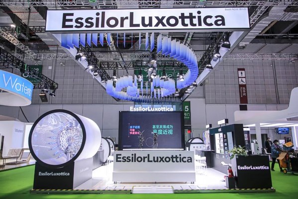 依視路陸遜梯卡進(jìn)博會(huì)展臺(tái)