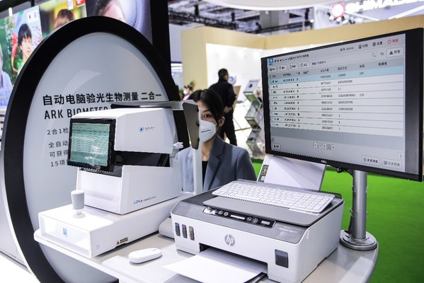 依視路自動(dòng)電腦驗(yàn)光生物測(cè)量二合一ARK Biometer Combo專業(yè)版首度亮相本次進(jìn)博會(huì)