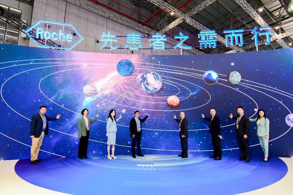 左起：羅氏制藥中國(guó)血液負(fù)責(zé)人是豪、羅氏全球藥品開(kāi)發(fā)中國(guó)中心負(fù)責(zé)人李昕博士、上海交通大學(xué)醫(yī)學(xué)院附屬瑞金醫(yī)院副院長(zhǎng)趙維蒞教授、淋巴瘤之家創(chuàng)始人顧洪飛、中華醫(yī)學(xué)會(huì)血液學(xué)會(huì)分會(huì)主任委員吳德沛教授、羅氏制藥中國(guó)客戶交互模式腫瘤領(lǐng)域總經(jīng)理錢(qián)巍、羅氏制藥中國(guó)醫(yī)學(xué)及個(gè)體化醫(yī)療副總裁李濱、羅氏制藥企業(yè)事務(wù)與傳播副總裁隆偉利