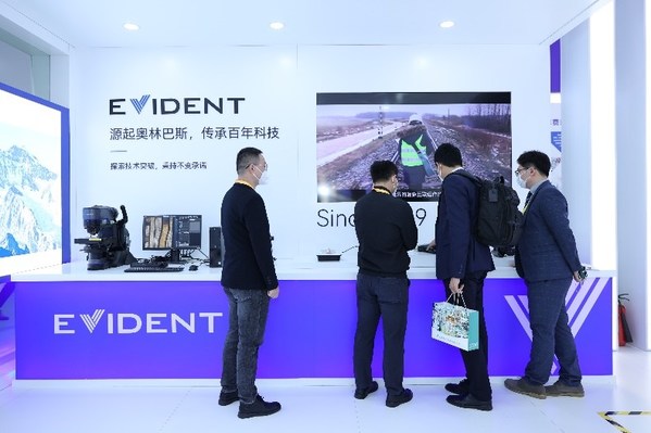 與會嘉賓于現(xiàn)場體驗Evident先進(jìn)產(chǎn)品