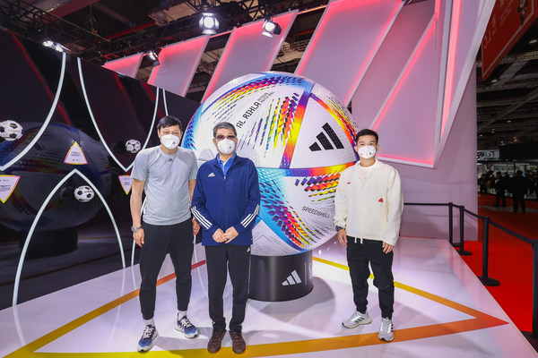 左起：范志毅、徐根寶與阿迪達斯大中華區(qū)足球品類高級總監(jiān)林益良