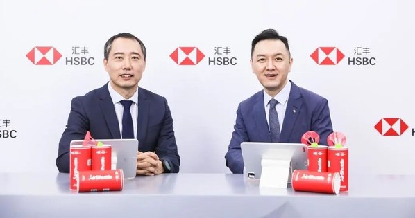 SGS風險管理解決方案中心總經(jīng)理岳慶松（左一）、匯豐中國環(huán)球貿(mào)易及融資業(yè)務部應收賬款融資總監(jiān)蔡耀剛（右一）受邀出席直播共商綠色金融可持續(xù)發(fā)展