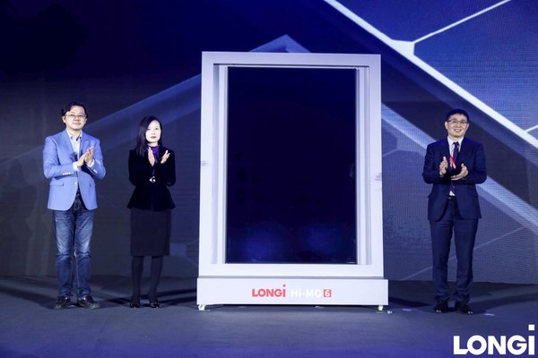 隆基綠能董事長鐘寶申、中央研究院副院長李華博士、產(chǎn)品管理中心總裁呂俊博士共同為隆基全新組件Hi-MO 6揭幕