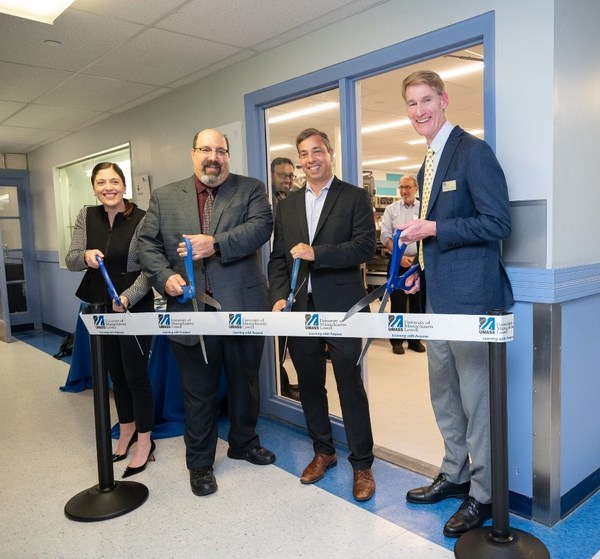 ADI航空航天和防務(wù)事業(yè)部總經(jīng)理Yasmine King、ADI航空航天和防務(wù)事業(yè)部副總裁Bryan Goldstein、ADI高級(jí)副總裁兼首席技術(shù)官及ADI基金會(huì)董事Dan Leibholz和馬薩諸塞大學(xué)洛厄爾分校教務(wù)長兼學(xué)術(shù)與學(xué)生事務(wù)副校長Joseph Hartman一同出席實(shí)驗(yàn)室剪彩儀式