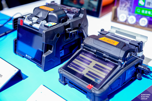 此次進(jìn)博會全球首發(fā)的兩款光纖熔接機新款機型