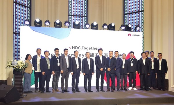 與會嘉賓在論壇現(xiàn)場合影