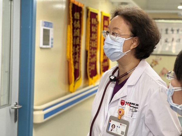 吳彤主任在查房中聽(tīng)取醫(yī)生匯報(bào)