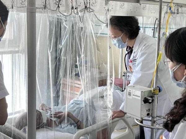 吳彤主任詢(xún)問(wèn)患者情況