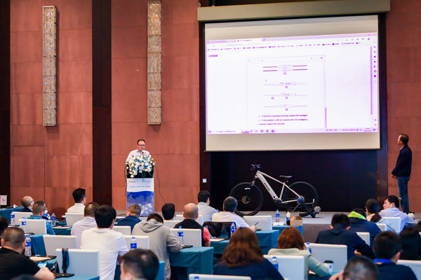 安乃達客戶服務(wù)部工程師王先杰演示“安乃達在線服務(wù)平臺”