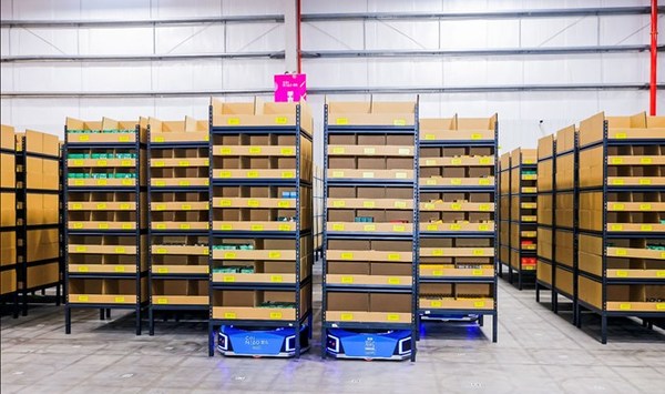 正在搬運(yùn)貨物的倉儲機(jī)器人 正在搬運(yùn)貨物的倉儲機(jī)器人