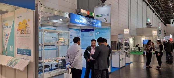 劉鳳鳴博士（左2）為客戶(hù)現(xiàn)場(chǎng)講解