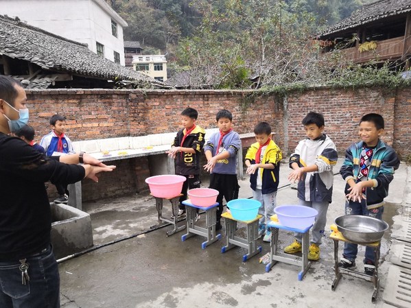 兒童在帶領下學習如何正確洗手，培養(yǎng)衛(wèi)生的意識從小抓起。