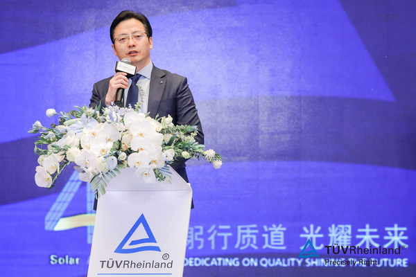 TUV萊茵全球電力電子產(chǎn)品服務(wù)副總裁兼大中華區(qū)太陽(yáng)能與商業(yè)產(chǎn)品服務(wù)總經(jīng)理李衛(wèi)春致辭 TUV萊茵全球電力電子產(chǎn)品服務(wù)副總裁兼大中華區(qū)太陽(yáng)能與商業(yè)產(chǎn)品服務(wù)總經(jīng)理李衛(wèi)春致辭