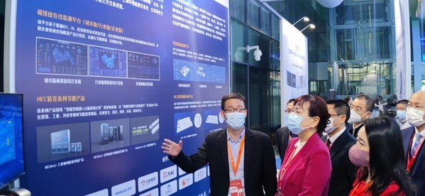 上圖，左2為深圳市人民政府副市長張華