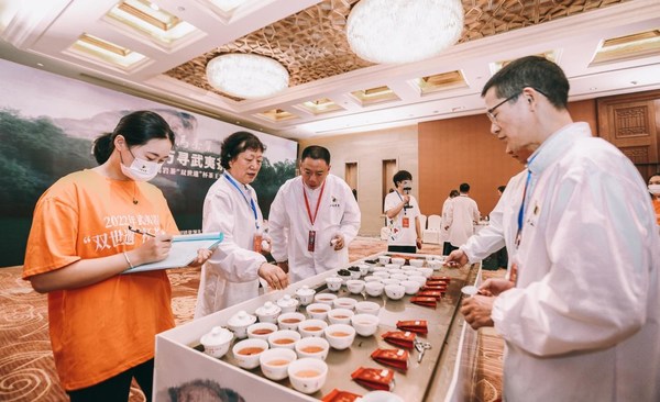 八馬茶業(yè)2022年武夷巖茶“雙世遺”杯茶王賽，專家正在審評茶樣