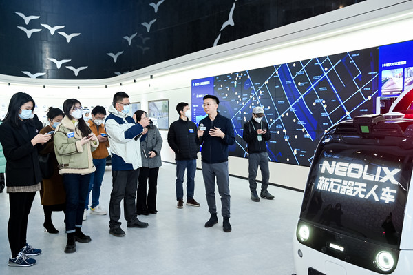 新石器無人車獲TUV萊茵首張低速自動駕駛系統(tǒng)China-mark認(rèn)證證書