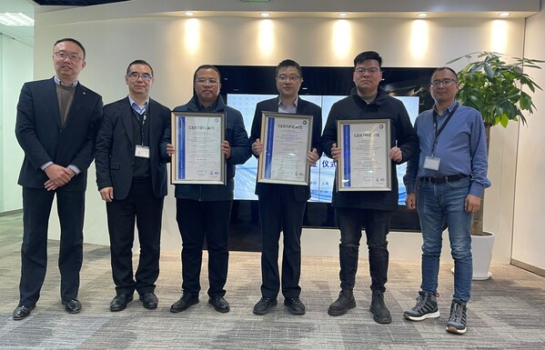 TUV南德為國晟能源頒發(fā)多項整合管理體系認(rèn)證證書合影