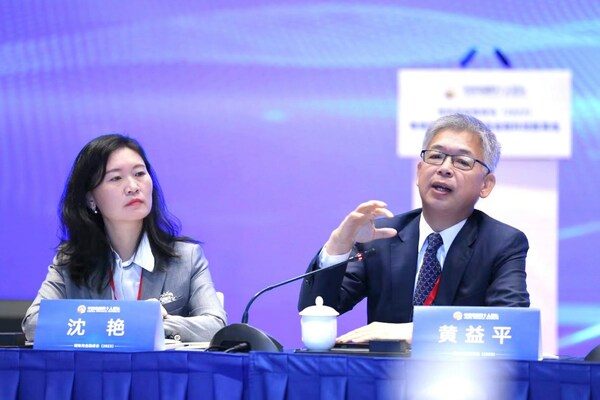 北京大學數(shù)字金融研究中心副主任沈艷、北京大學數(shù)字金融研究中心主任黃益平發(fā)布報告